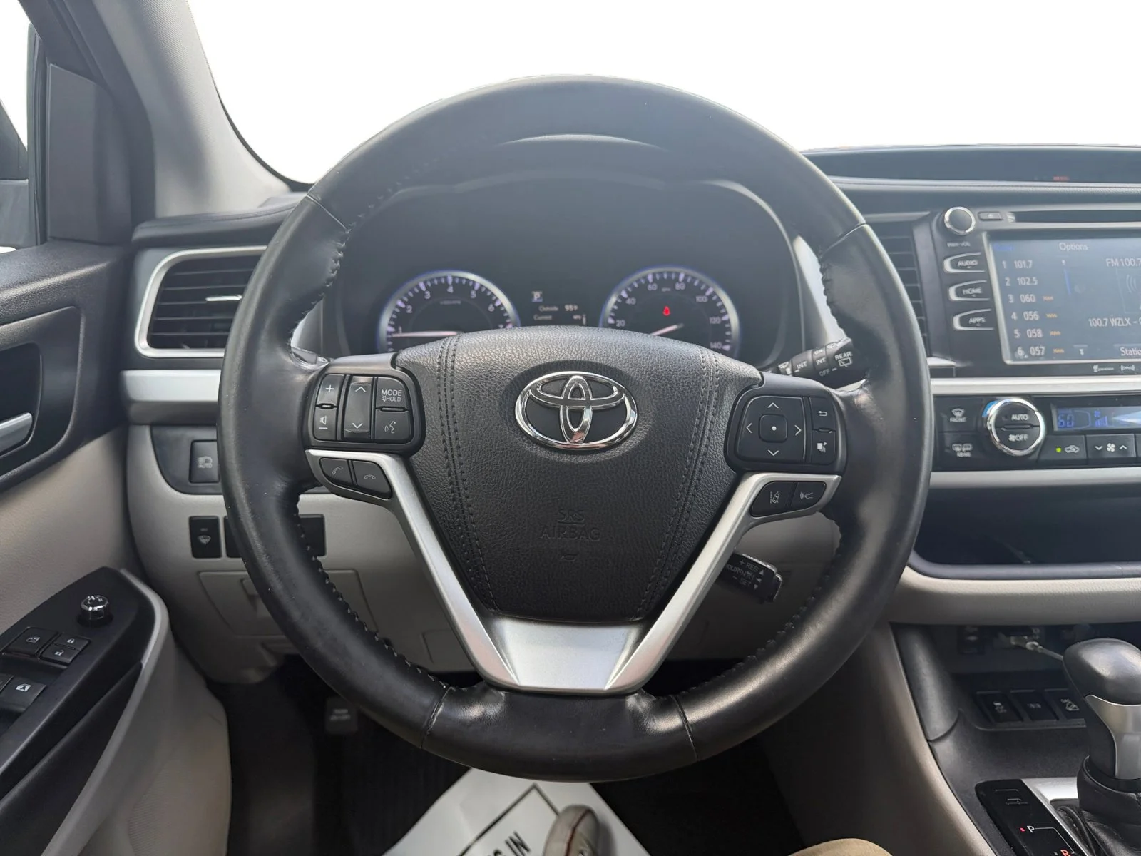 Used 2017 Blizzard Pearl Toyota XLE image 10