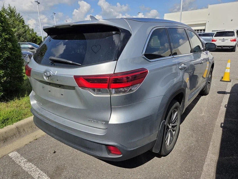 Used 2018 Celestial Silver Metallic TOYOTA XLE image 9