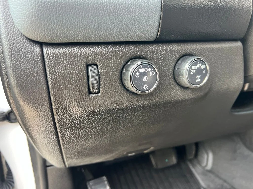 Used 2021 White Chevrolet Z71 image 27