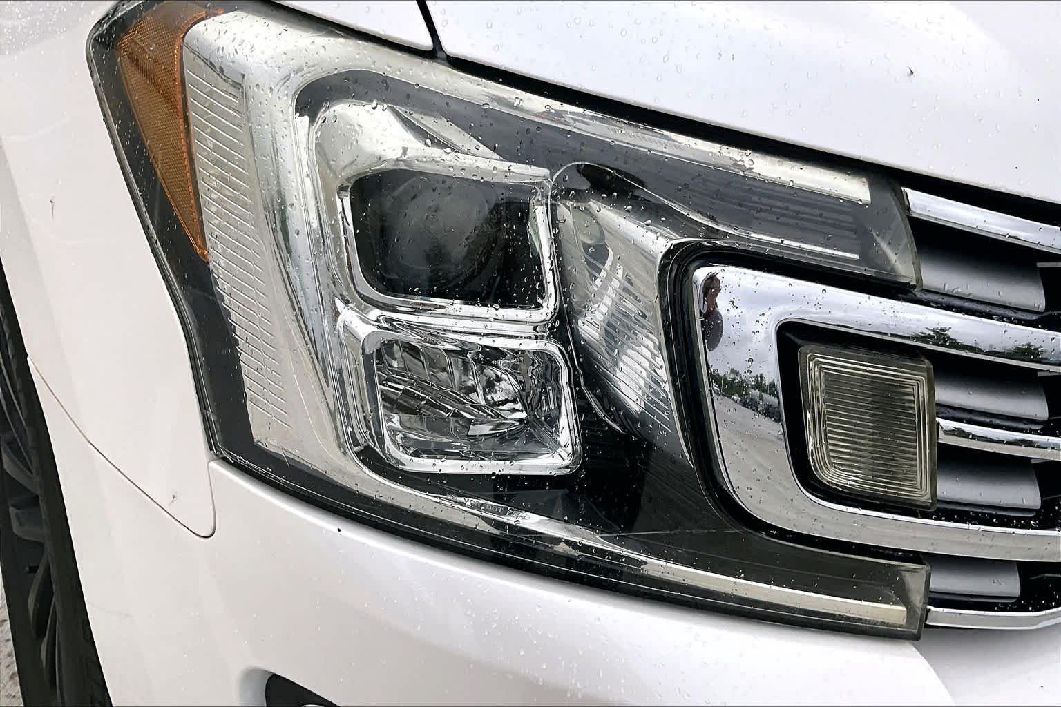 Used 2019 White Platinum Metallic Tri-Coat Ford Limited image 24