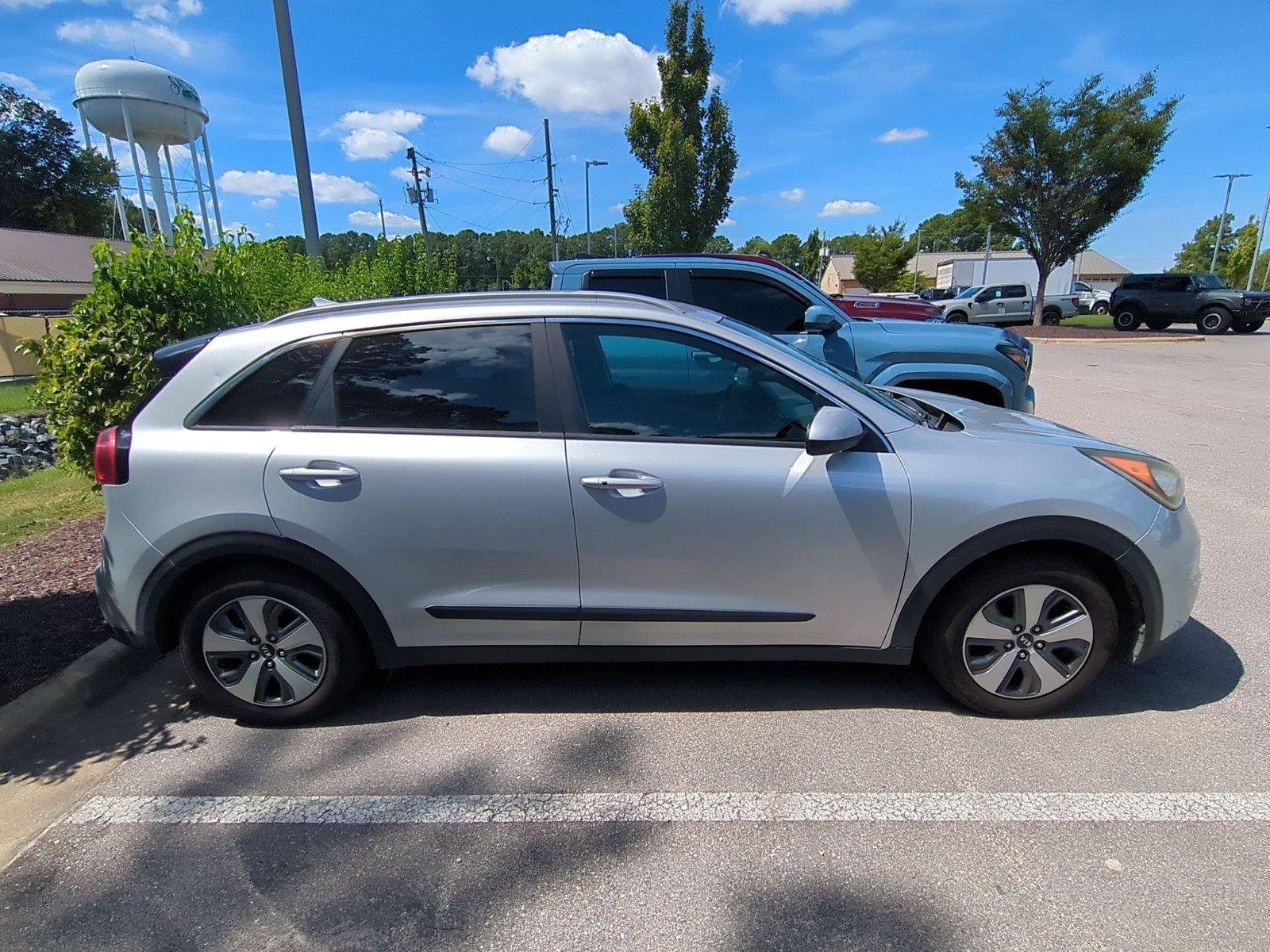 Used 2019 Silky Silver Kia LX image 4