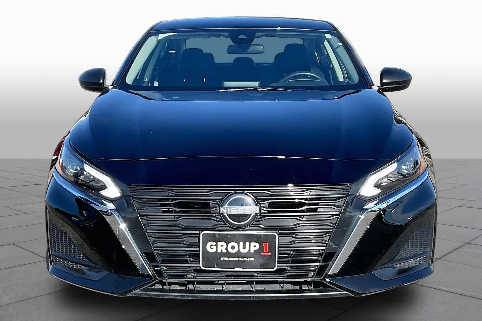 Used 2025 Super Black Nissan SV image 4