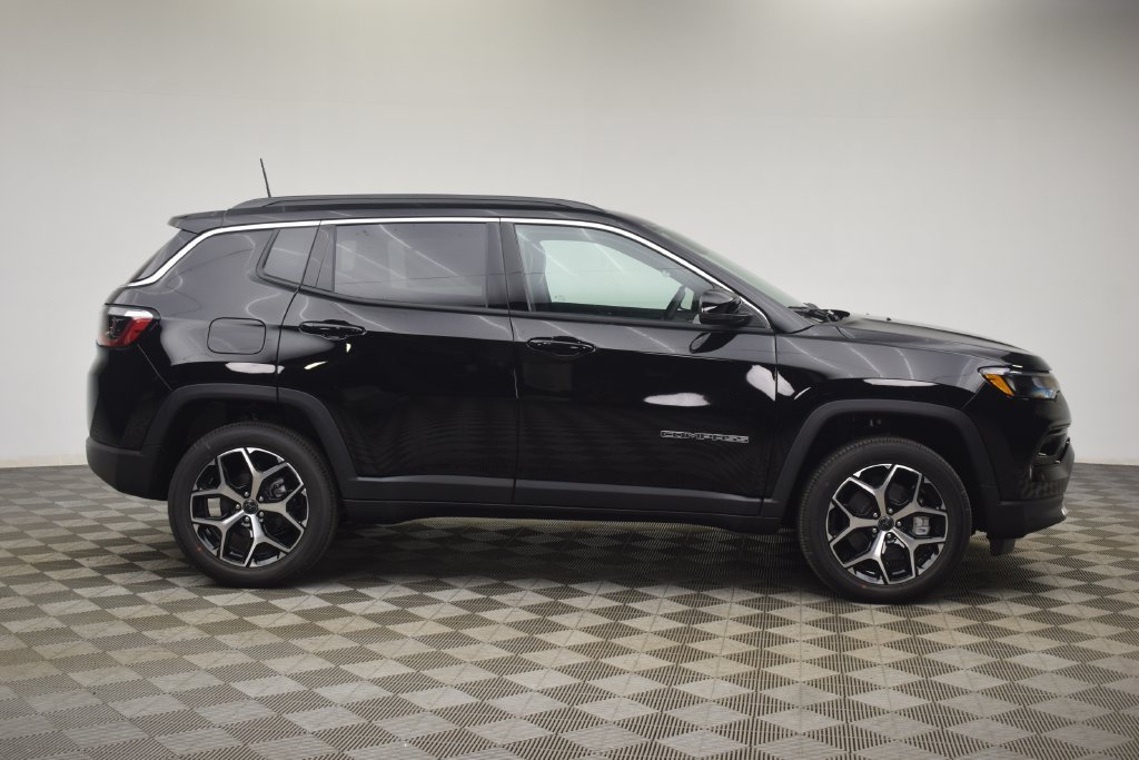 New 2026 Diamond Black Crystal Pearl-Coat Exterior Paint Jeep Limited image 3