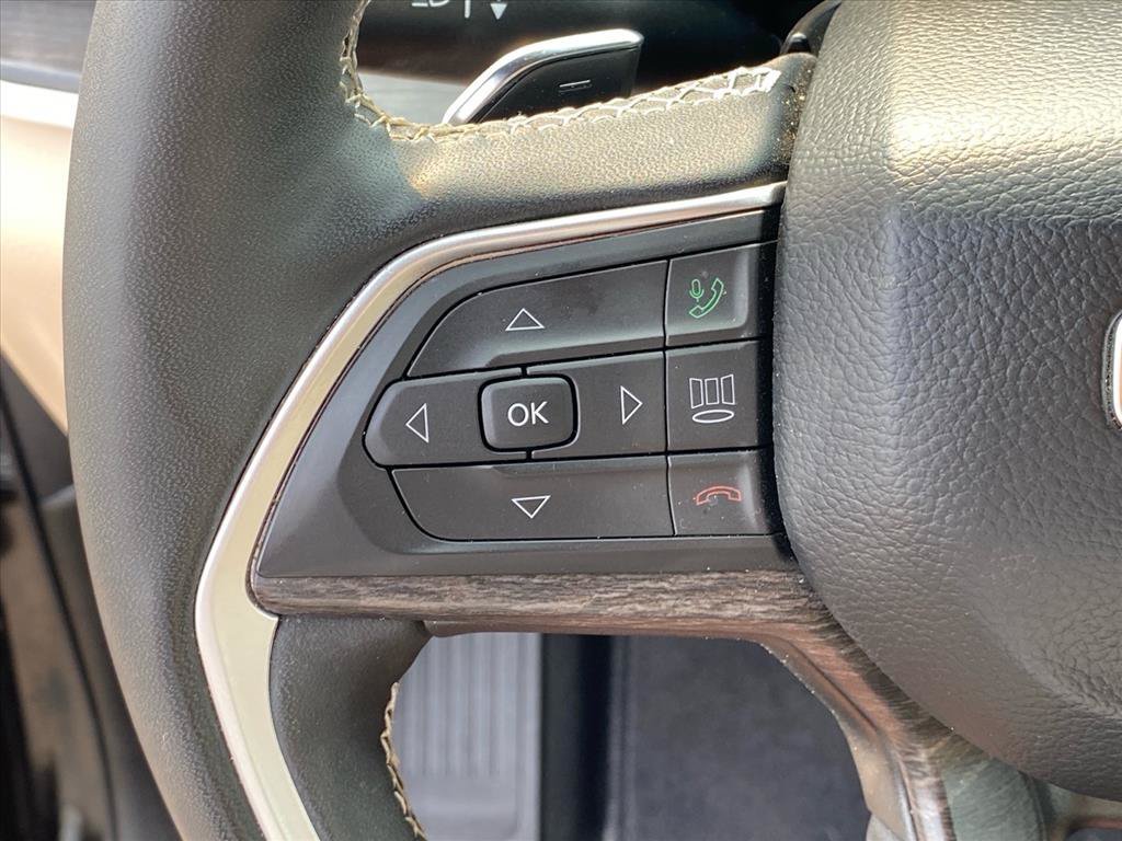 Used 2025 Diamond Black Crystal Pearlcoat Jeep Limited image 19