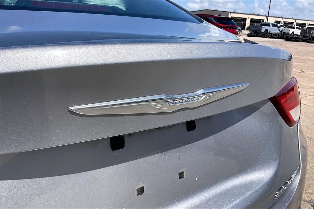 Used 2015 Silver Chrysler Limited image 26