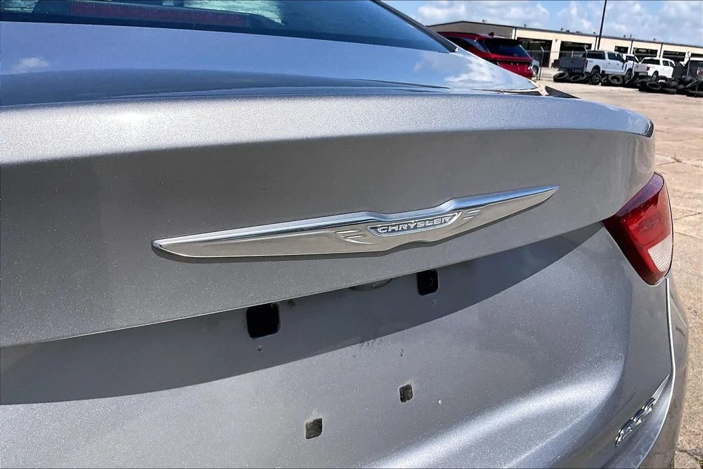 Used 2015 Silver Chrysler Limited image 26