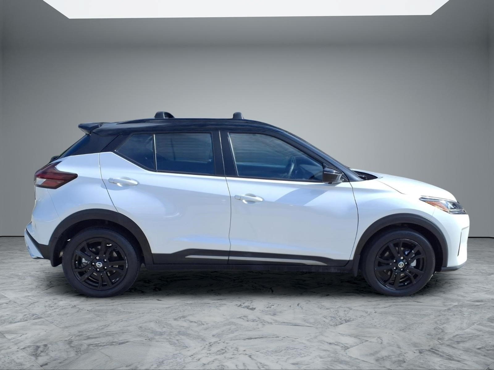 Used 2021 Aspen White/Super Black Nissan SR image 8