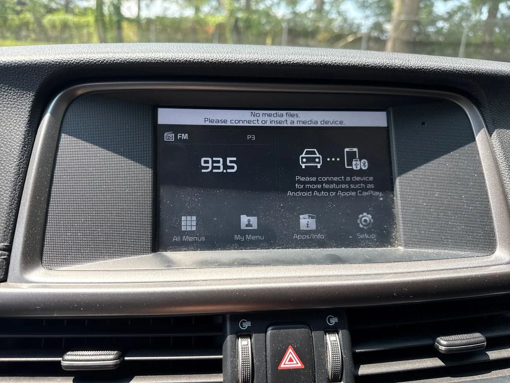 Used 2018 White Kia S image 18