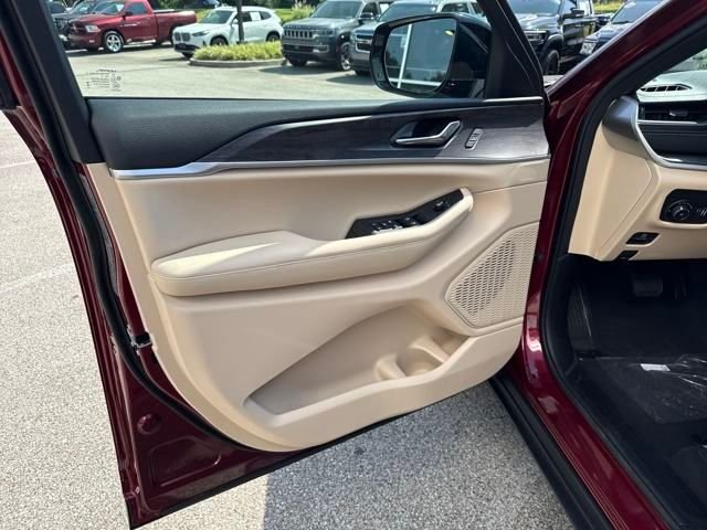 New 2025 Velvet Red Pearl-Coat Exterior Paint Jeep Limited image 16