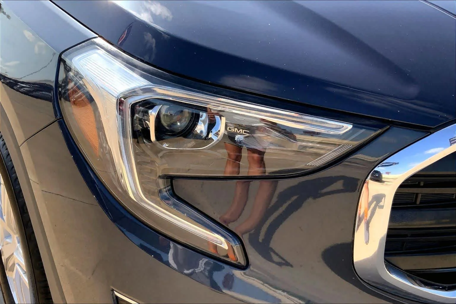 Used 2019 BLUE STEEL METALLIC GMC SLE image 27