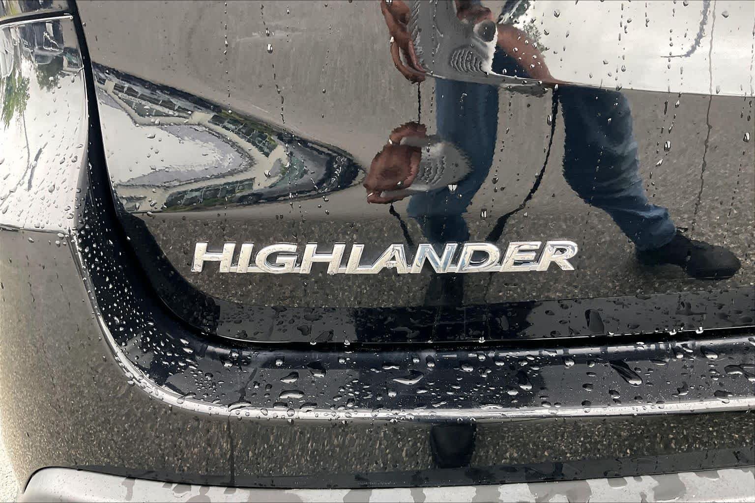 Used 2019 Midnight Black Metallic Toyota XLE image 9