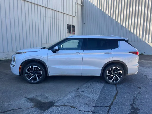 Used 2022  Mitsubishi SEL image 8