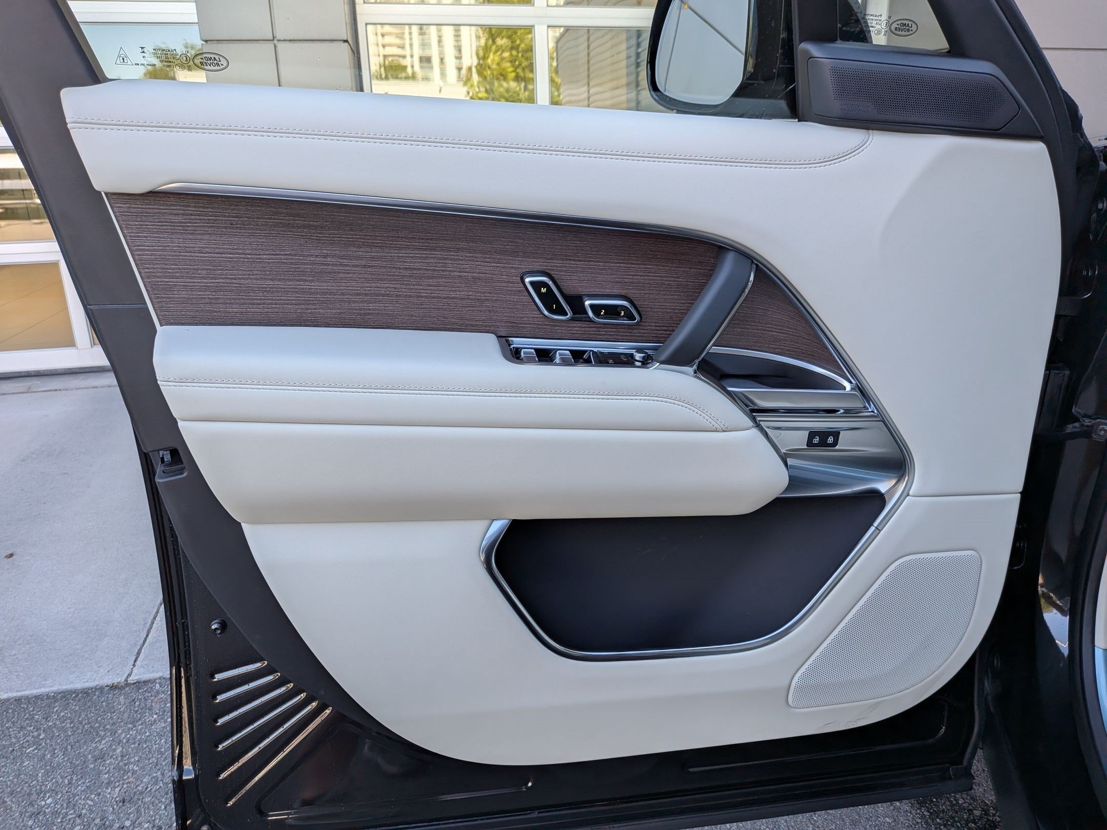 New 2026 Santorini Black Land Rover P400 SE 7 Seat image 12
