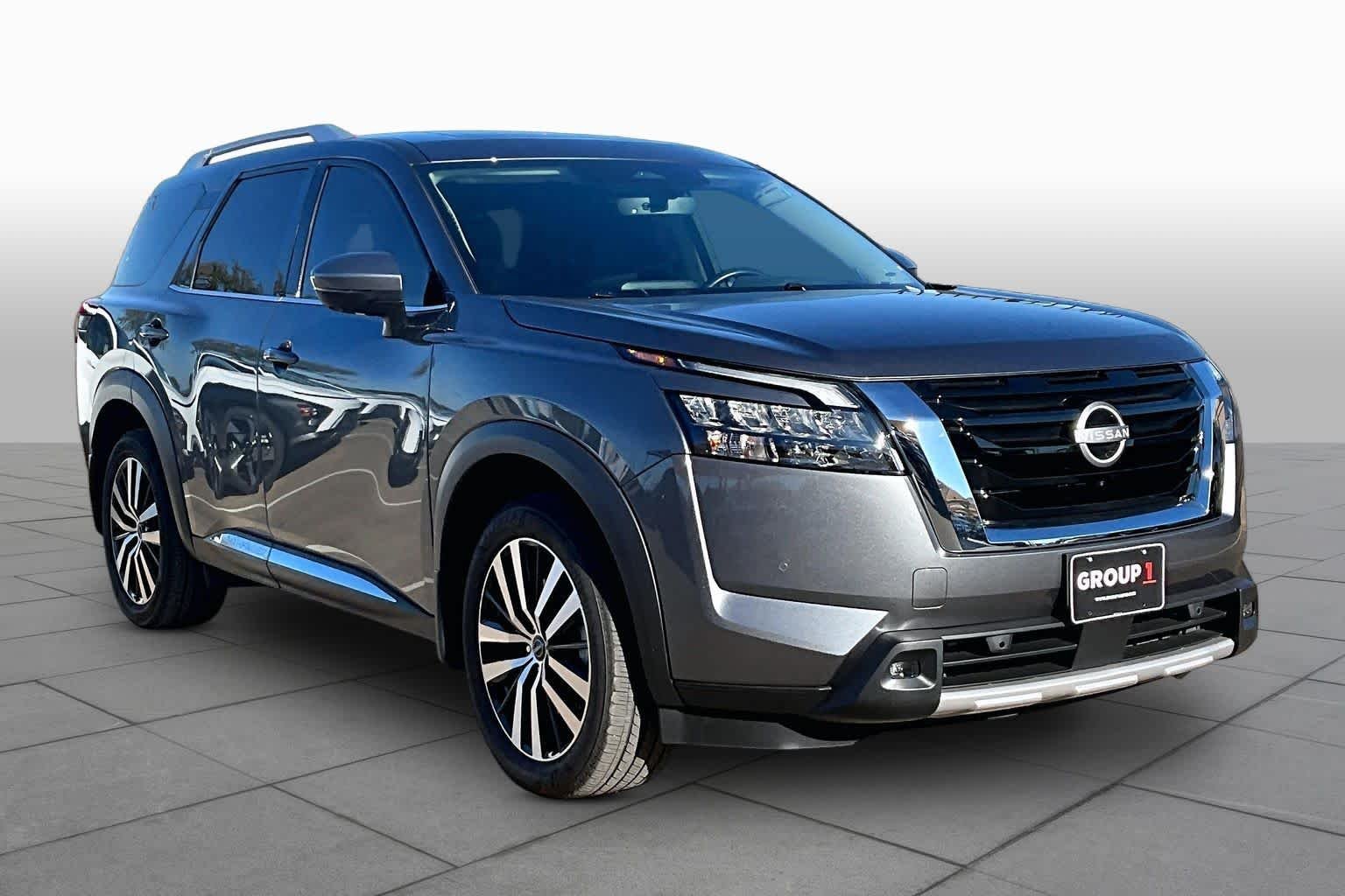 Used 2025 Gun Metallic Nissan Platinum image 3