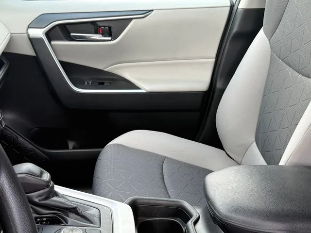 Used 2021  Toyota XLE image 9