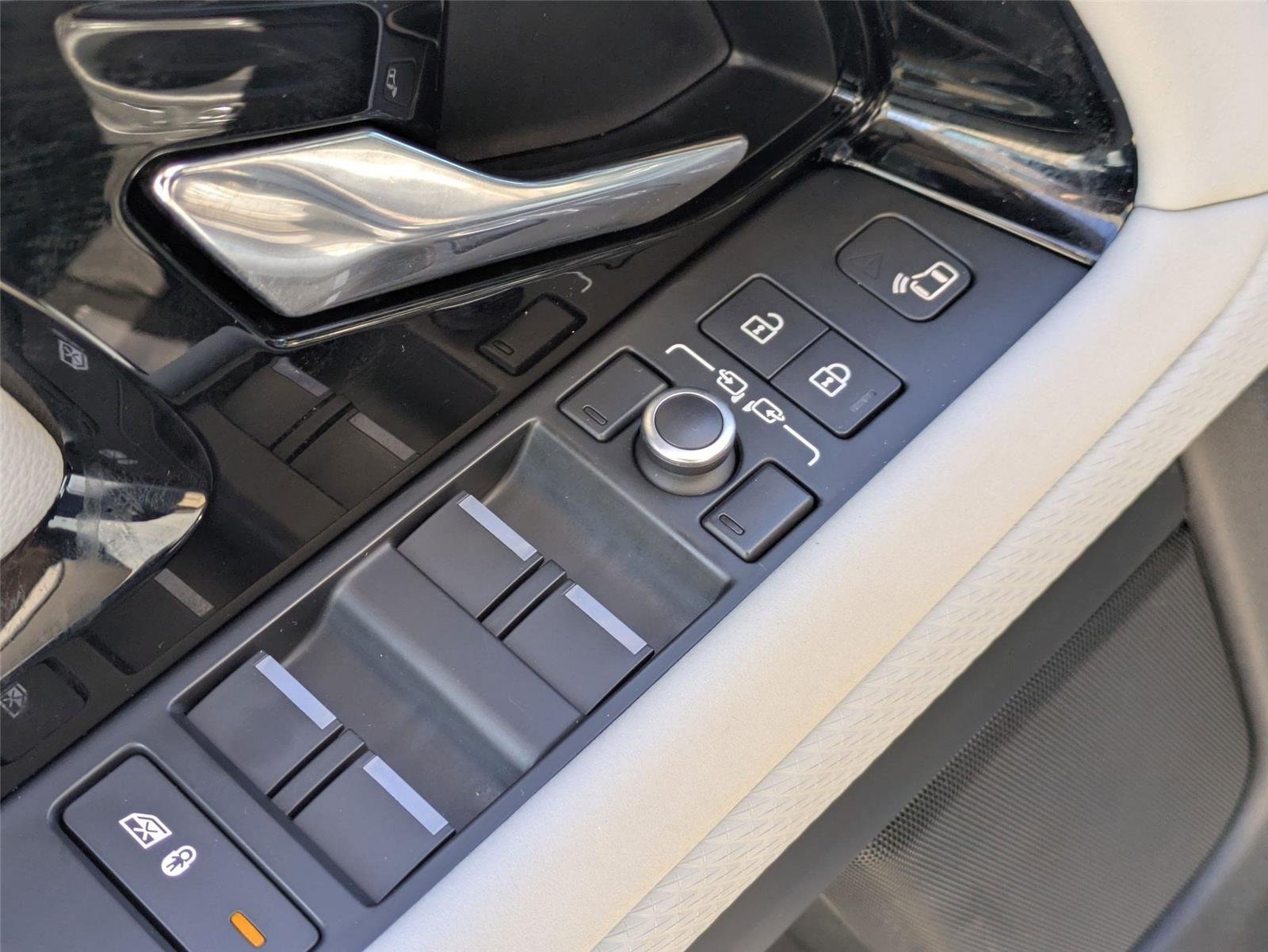 Used 2022 Nolita Grey Metallic Land Rover R-Dynamic S image 12