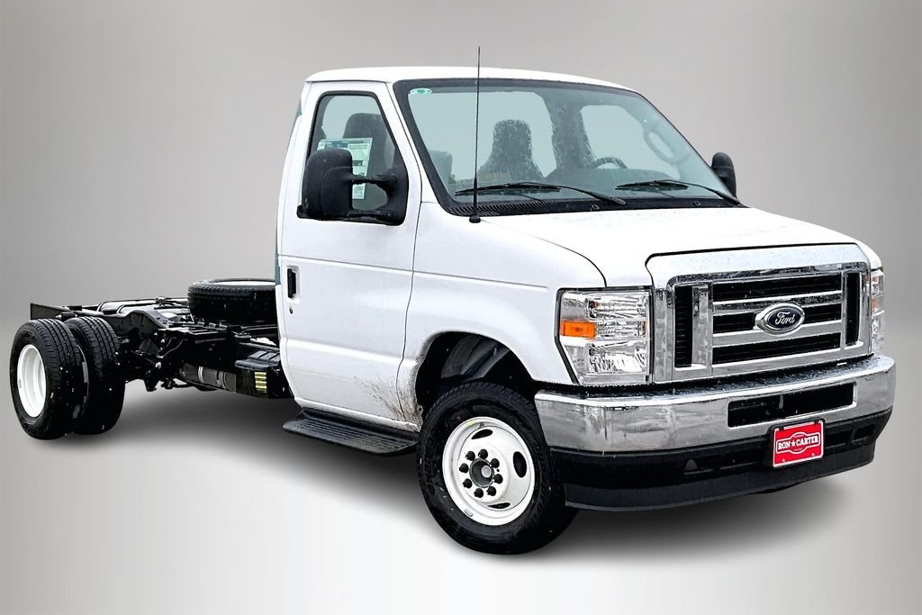 2025 Ford E-Series DRW E-450 Super Duty 158 in WB's photo