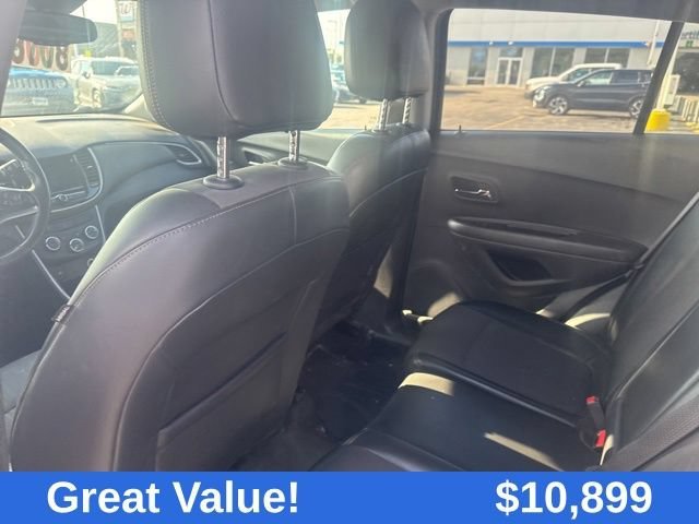 Used 2018 SILVER ICE METALLIC Chevrolet LT image 29