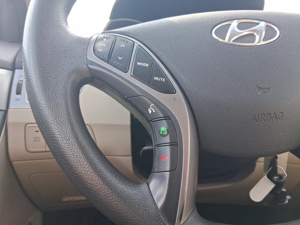 Used 2015 White Hyundai SE image 16