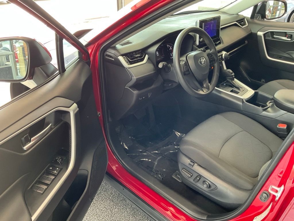 2025 Toyota RAV4 XLE - Photo 8