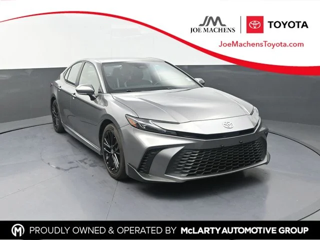 Used 2025  Toyota SE image 1