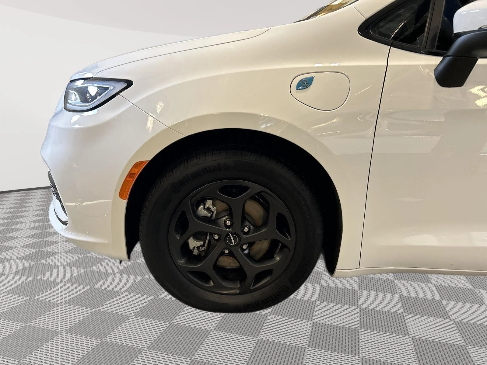 Used 2023 Bright White Clearcoat Chrysler Hybrid Touring L image 9