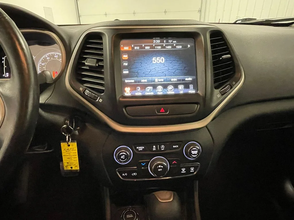 Used 2017 White Jeep Latitude image 29