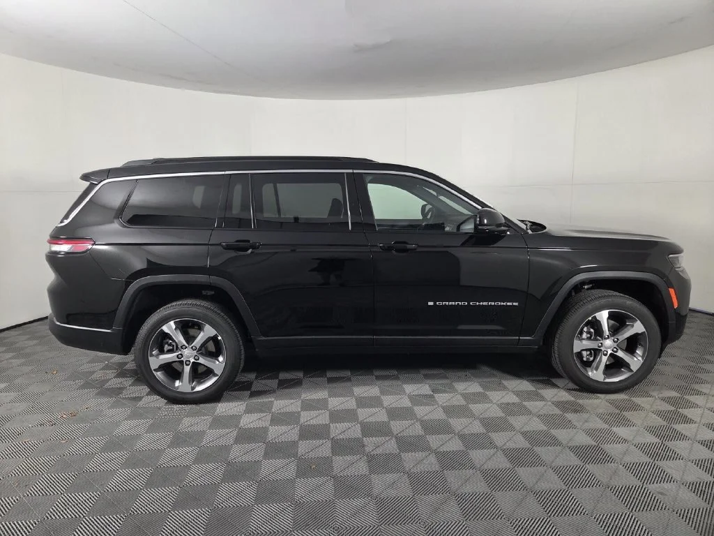 New 2026 Diamond Black Crystal Pearl-Coat Exterior Paint Jeep Limited image 5