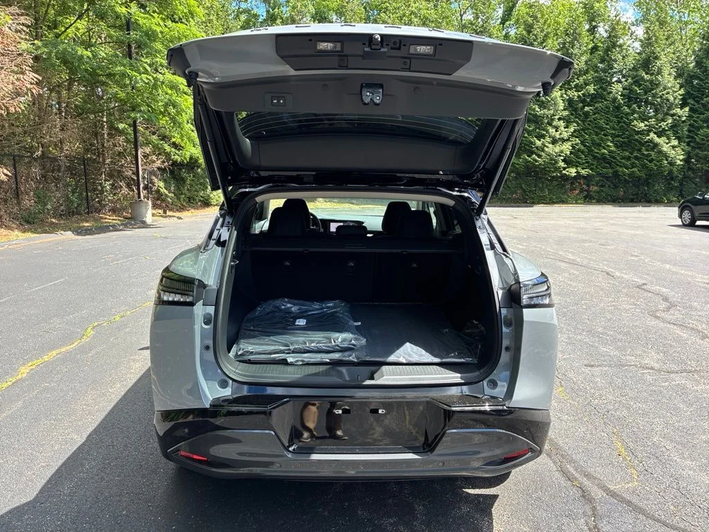 New 2026 Boulder Gray Pearl / Super Black Two-tone Nissan Platinum image 13
