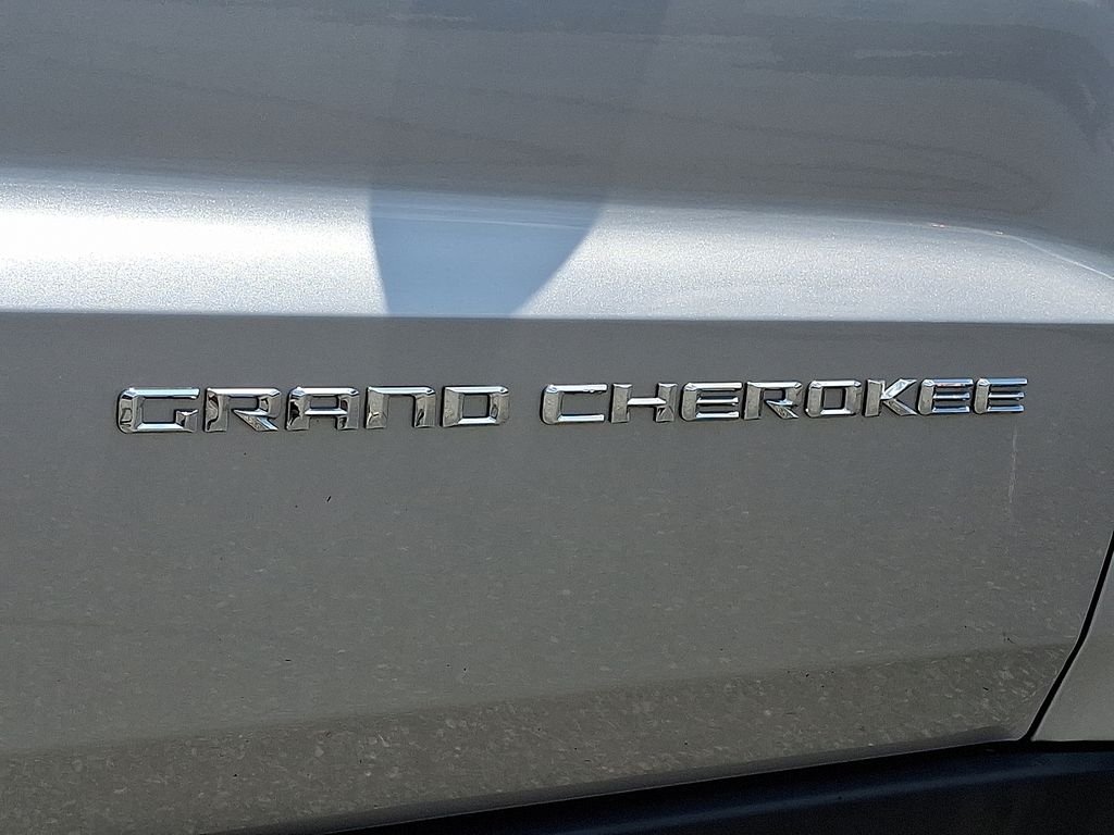 Used 2015 Silver Jeep Limited image 29