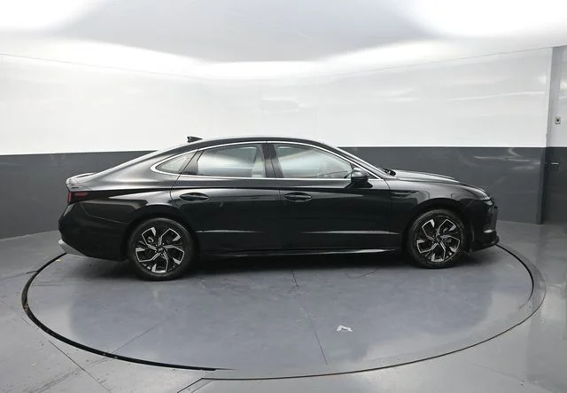Used 2024 Black Hyundai SEL image 9
