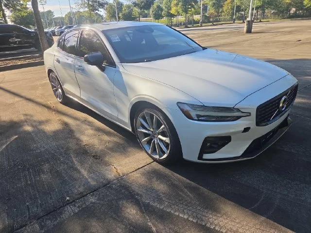 Used 2021 White Volvo T5 Momentum image 3