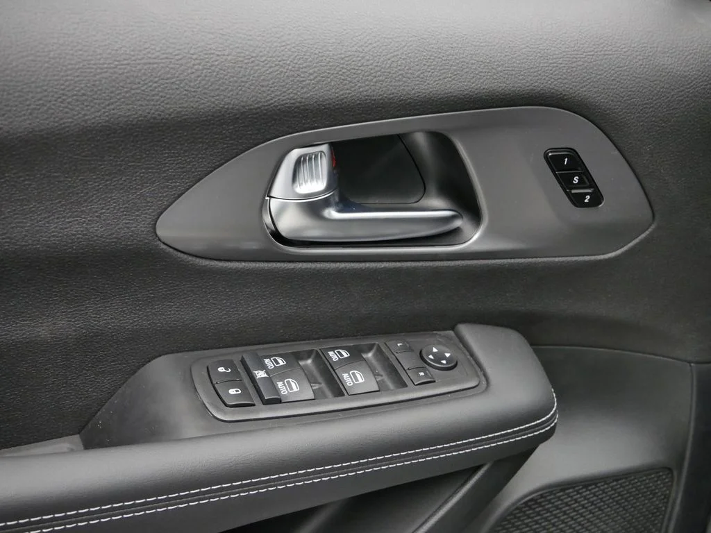 2026 Chrysler Pacifica Select - Photo 8