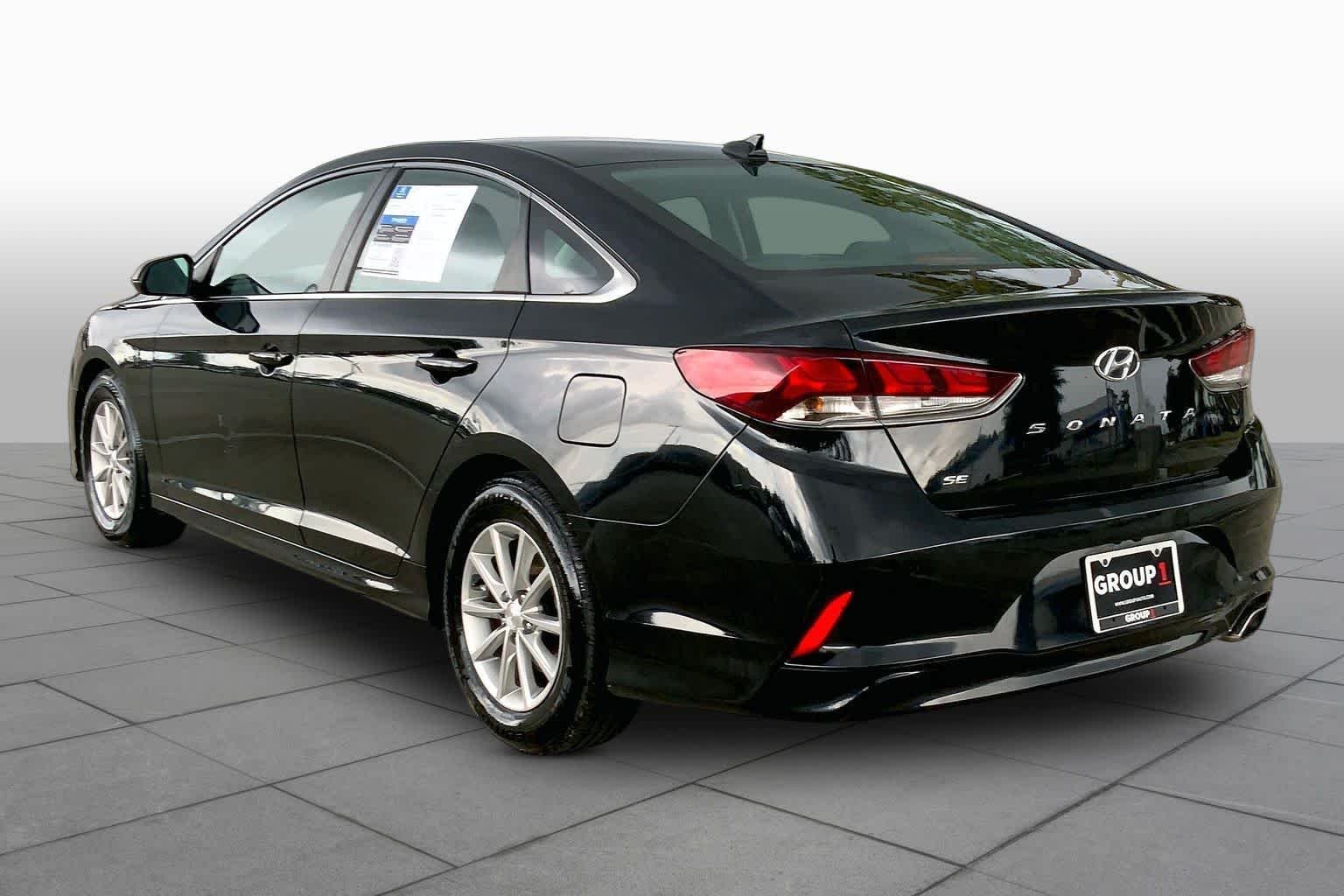 Used 2019 Phantom Black Hyundai SE image 12