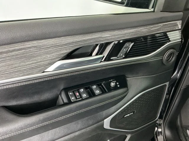 Used 2022 Diamond Black Crystal Pearlcoat Jeep Series III image 13