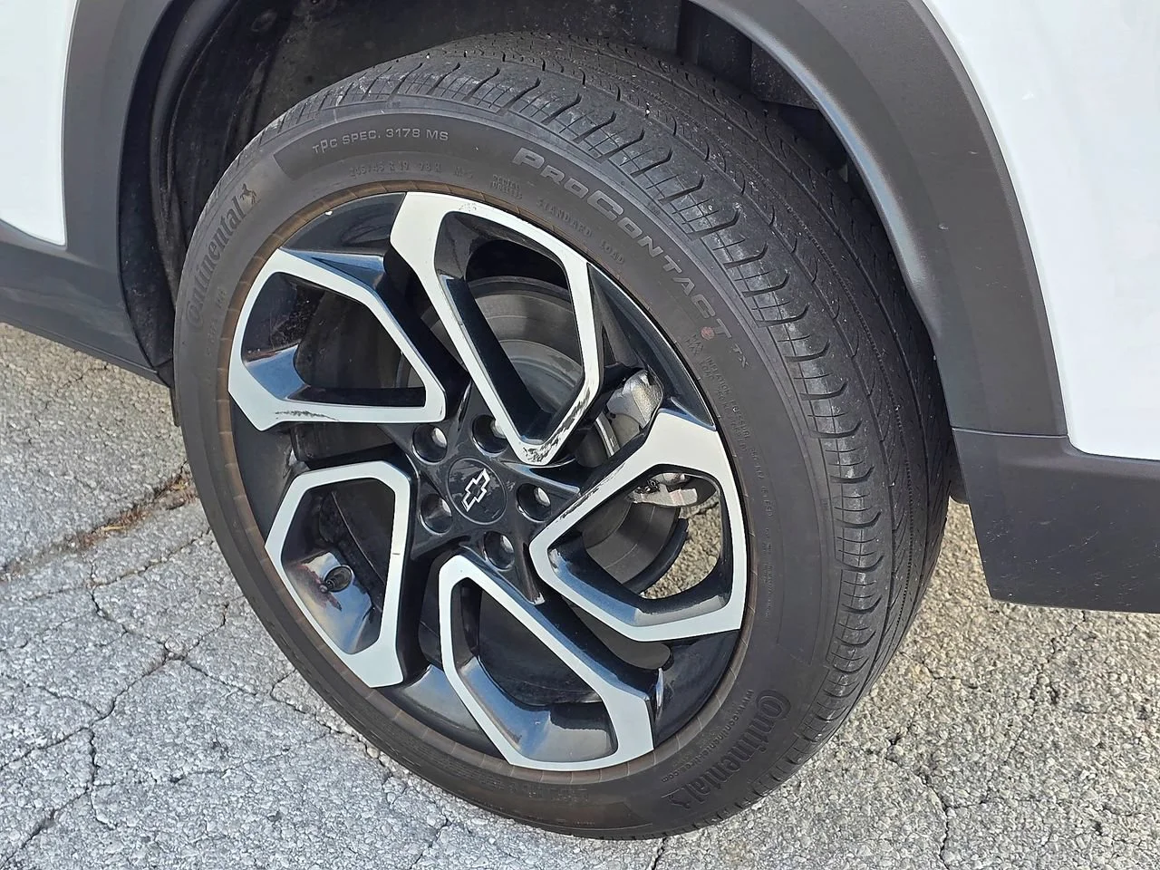 Used 2025 Summit White Chevrolet 2RS image 9