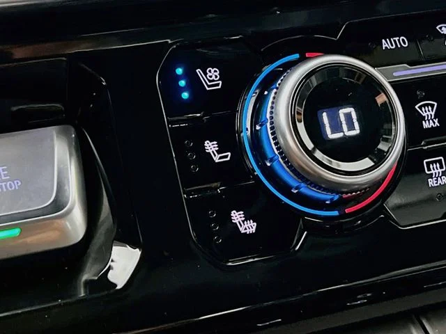 Used 2022 Silver GMC Denali image 21