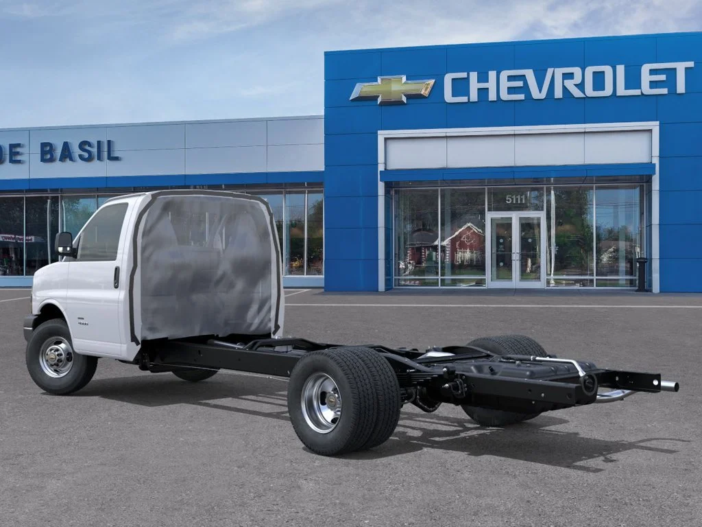 New 2026 Summit White Chevrolet 1WT image 3