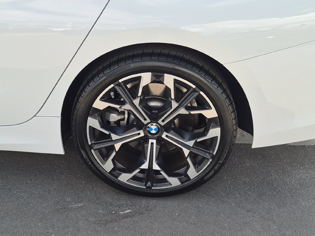 Used 2025 Alpine White BMW 330i image 30