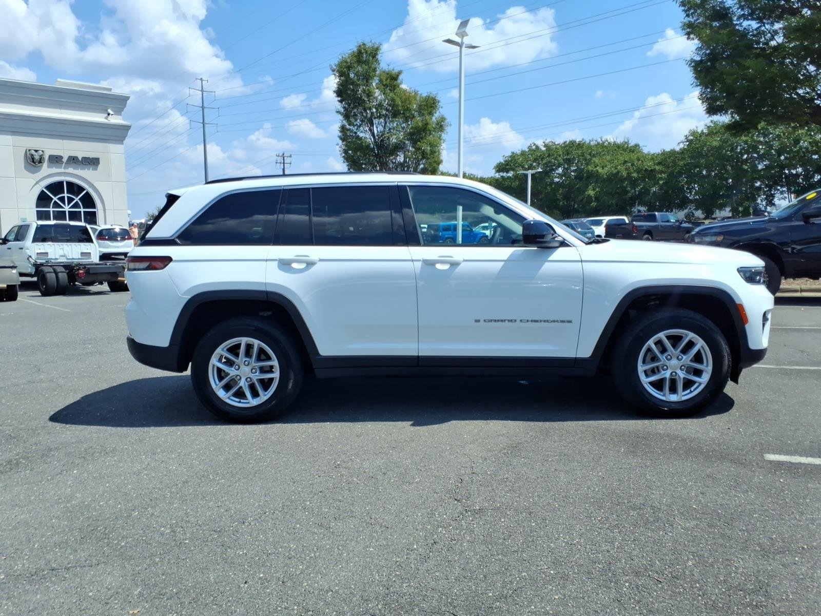 Used 2023 Bright White Clearcoat Jeep Laredo X image 10