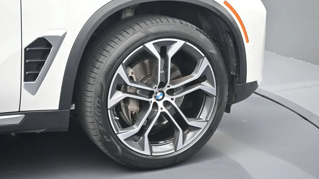 Used 2024 White BMW sDrive40i image 6