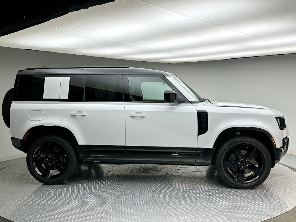 New 2026 Fuji White Land Rover X-Dynamic SE image 4