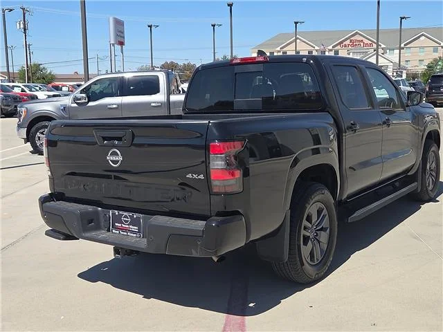 Used 2026 Super Black Nissan SV 4x4 Crew Cab 5 ft. box 126 in. WB image 4