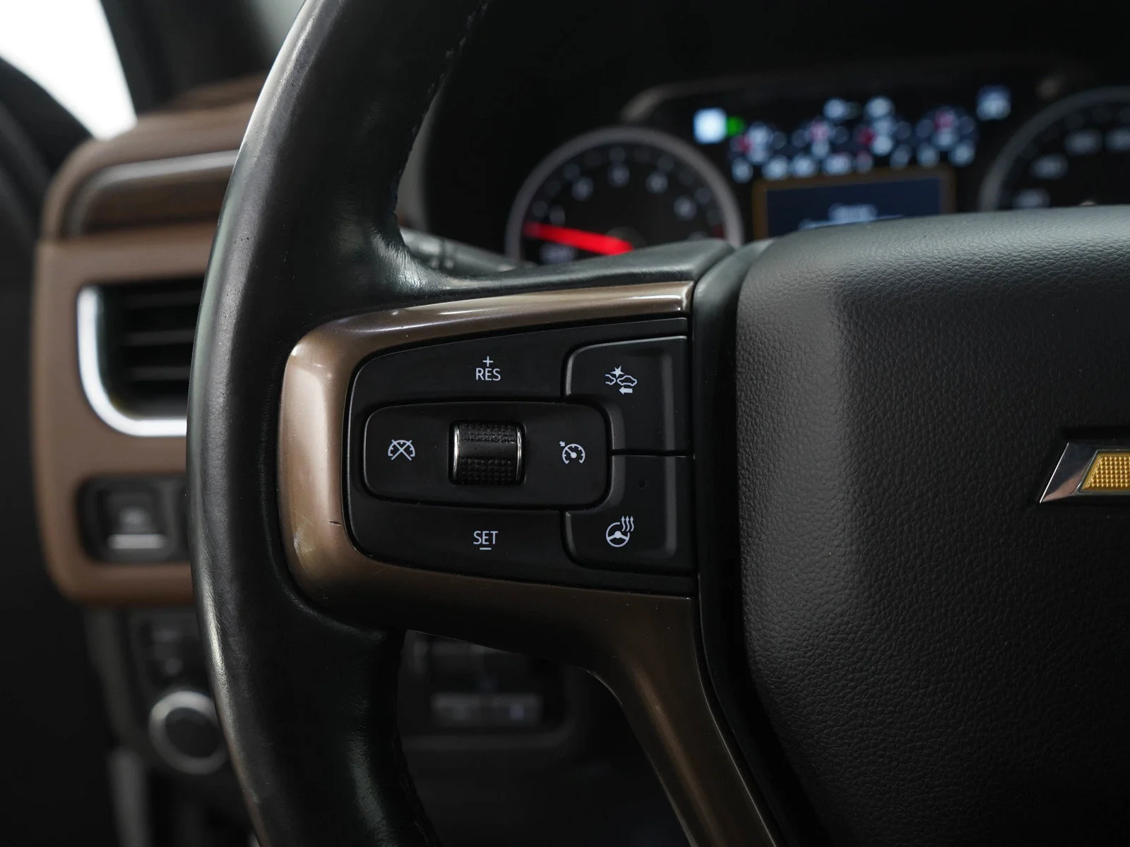 Used 2021 IRIDESCENT PEARL TRICOAT Chevrolet High Country image 25