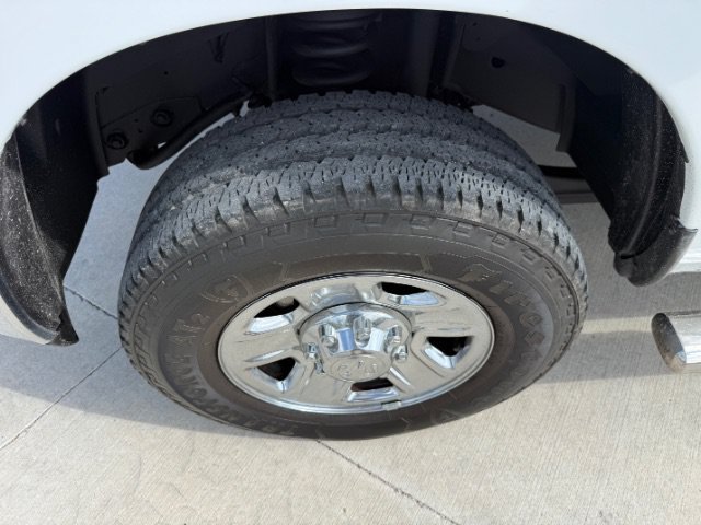Used 2018 Bright White Clearcoat Ram SLT image 9