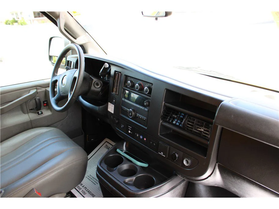 Used 2021 Special Exterior Color GMC Cutaway Van 2D image 17