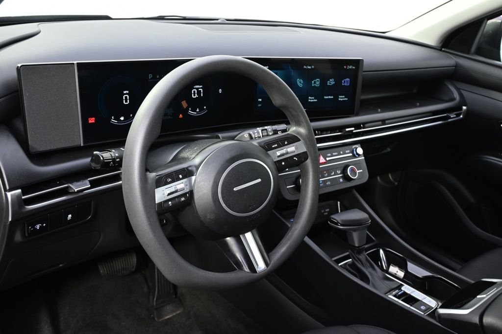 Certified Used 2025 Phantom Black Hyundai SE image 6