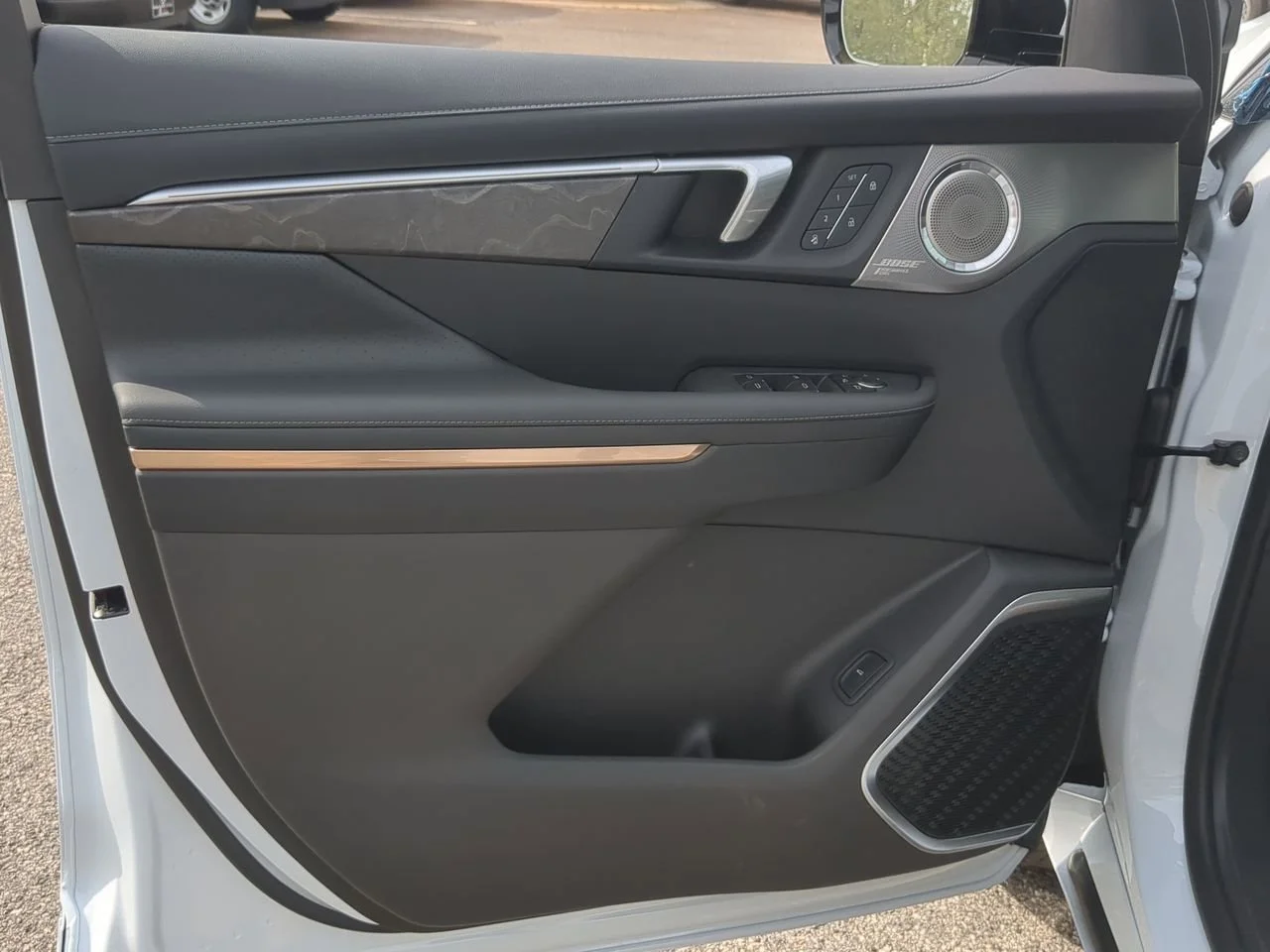 New 2026 Iridescent White Tricoat Buick Avenir image 23
