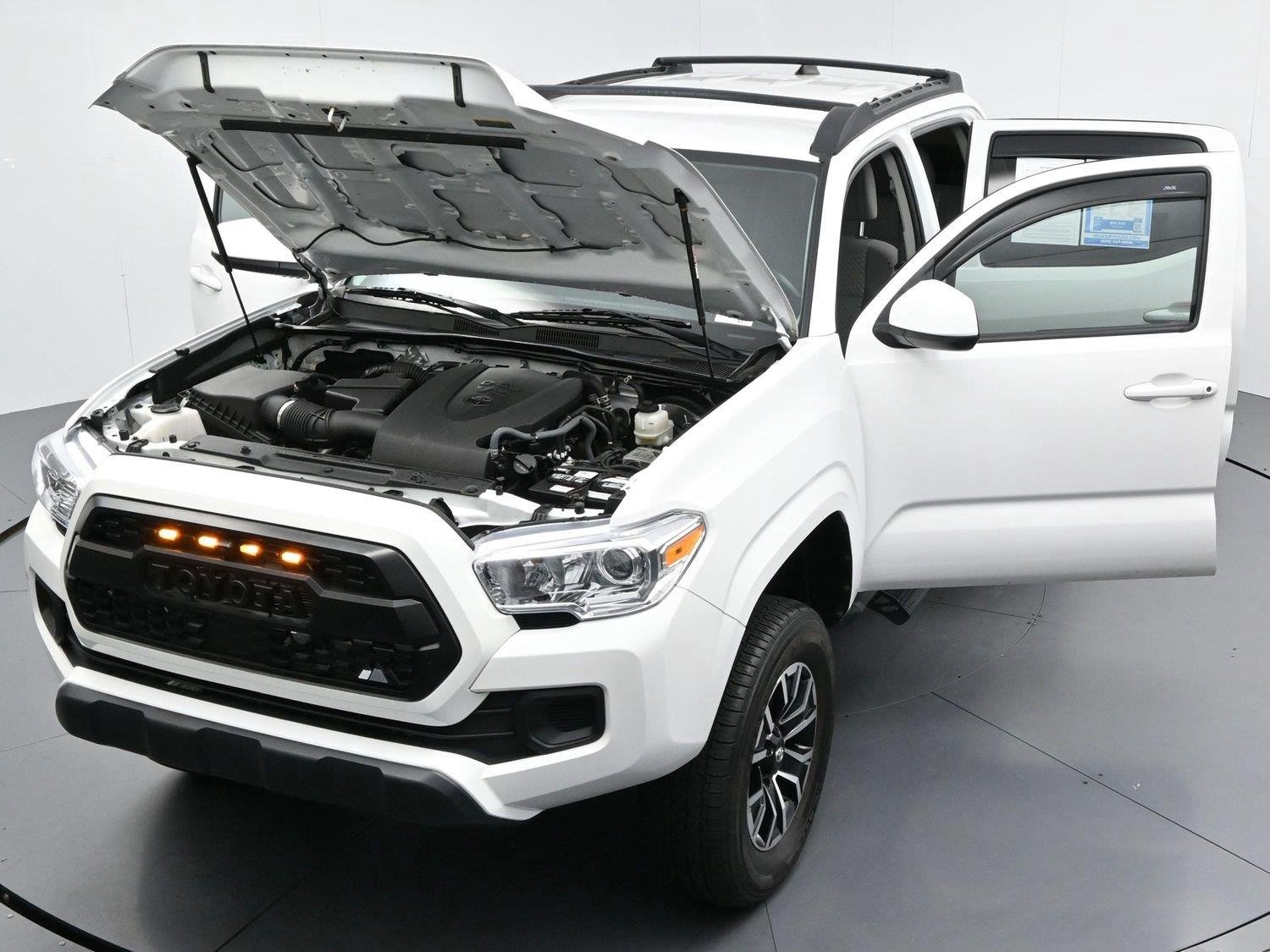 Used 2022 White Toyota SR V6 image 44