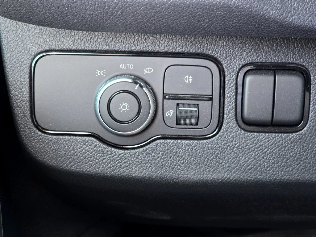 Used 2024  Mercedes-Benz Standard Roof image 19